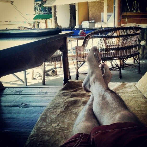 Эх, нравятся мне эти восточные традиции =) Кушать лёжа - наше всё...